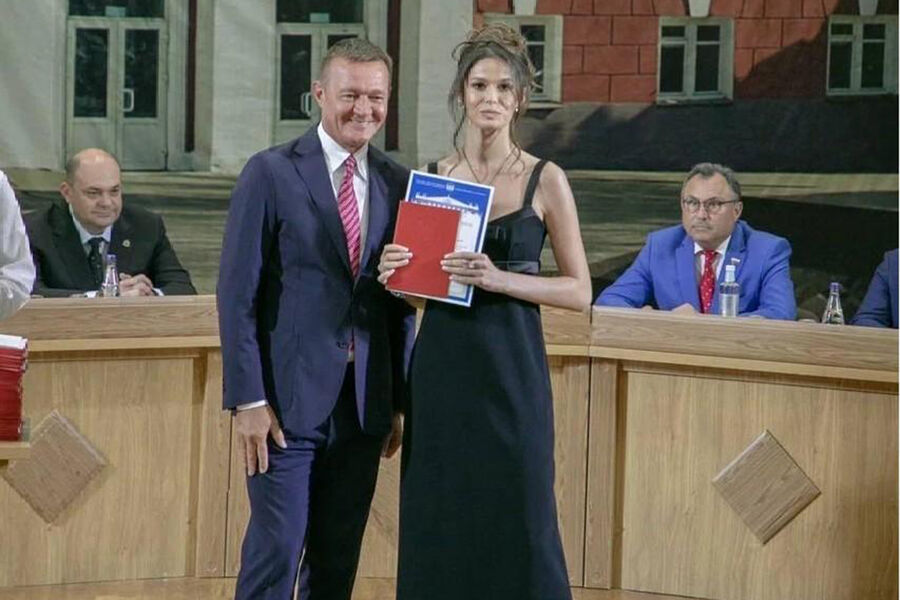 Полина Корнеева во время вручения диплома. Слева &mdash; Роман Старовойт