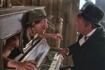 <b>«Человек с бульвара Капуцинов» (1987)</b>
<br><br>
Советский комедийный вестерн режиссера Аллы Суриковой об идеалисте мистере Фесте, который верит, что волшебный мир кино сделает людей лучше. В картине Олег Анофриев исполнил эпизодическую роль тапера-пианиста, аккомпанирующего в салуне во время первых киносеансов. Позже актер признавался, что эта работа для него была скорее «чистым заработком»
«Режиссер Алла Сурикова, хоть и называла меня своим талисманом, ничего лучше мне не нашла в этом фильме. Поэтому я и завязал с этой профессией. Мне очень мало давали ролей, а я любил быть первым. Вообще я реалист. Знаю, что у меня что-то получается в поэзии и музыке, а в кино и театре я так и не сыграл ничего хорошего», — <a href=