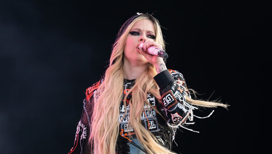 Аврил Лавин отказалась выступать в России из-за клещей