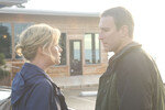 <b>«Пылающая равнина» (2008)</b>
<br><br>
Это первая и единственная известная картина, снятая мексиканским сценаристом Гильермо Арриагой в качестве режиссера без помощников. Автор сценария к знаменитым фильмам Алехандро Гонсалеса Иньярриту «Сука-любовь» и «Вавилон» и в собственном проекте выстраивает повествование нелинейно. Так что зрителю остается соединять ниточки развития сюжета самостоятельно.
