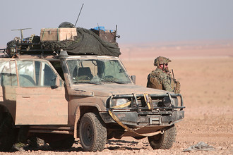 Военнослужащий США стоит около автомобиля к северу от сирийской Ракки, 6 ноября 2016 года