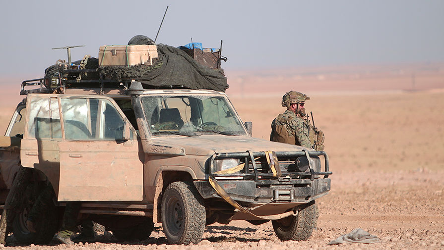 Военнослужащий США стоит около автомобиля к северу от сирийской Ракки, 6 ноября 2016 года