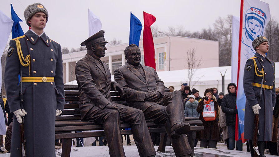 Церемония открытия памятника конструктору Сергею Королеву и космонавту Юрию Гагарину в&nbsp;Королеве, 12 января 2017 года