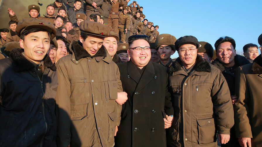 Ким Чен Ын во время запуска ракеты, фотография опубликована 13 февраля 2017 года