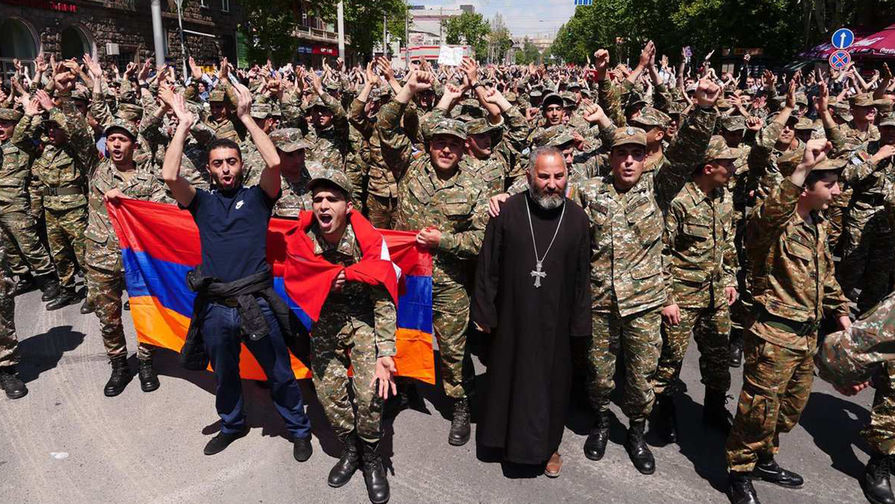 Во время акции протеста в&nbsp;Ереване, 23 апреля 2018 года