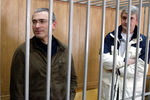 Бывший глава ЮКОСа Михаил Ходорковский и бывший председатель совета директоров группы «Менатеп» Платон Лебедев во время судебного заседания в Москве, 2005 год