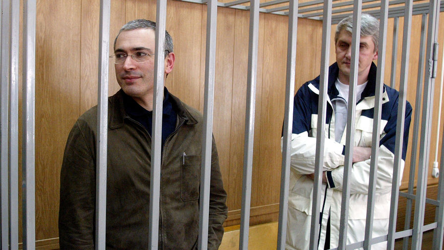Бывший глава ЮКОСа Михаил Ходорковский и бывший председатель совета директоров группы «Менатеп» Платон Лебедев во время судебного заседания в Москве, 2005 год