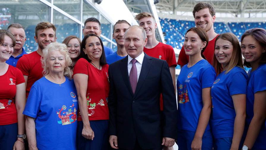 Президент России Владимир Путин во время встречи с волонтерами чемпионата мира по футболу FIFA - 2018 на стадионе «Калининград», 20 июля 2018 год