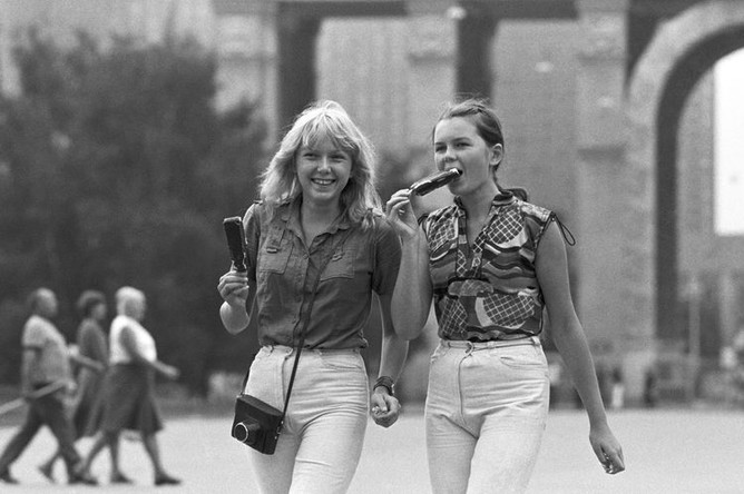 Девушки во время прогулки на ВДНХ, 1981 год