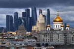 Вид на небоскребы делового центра «Москва-сити» и Храм Христа Спасителя в Москве