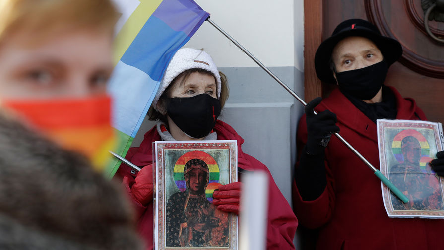 В Польше судят активисток из-за плаката Девы Марии с радужным ореолом