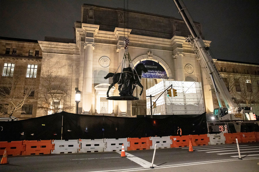 Рабочие демонтируют памятник 26-му президенту США Теодору Рузвельту, который располагался у&nbsp;входа в&nbsp;Американский музей естественной истории, Нью-Йорк, 20&nbsp;января 2022&nbsp;года
<br><br>
Памятник признали символом колониализма после волны протестов против расовой дискриминации в&nbsp;2020-м году, после чего власти Нью-Йорка приняли решение демонтировать статую