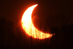 Частичное солнечное затмение, наблюдаемое на закате вблизи Новосибирска, 25 ноября 2022 года