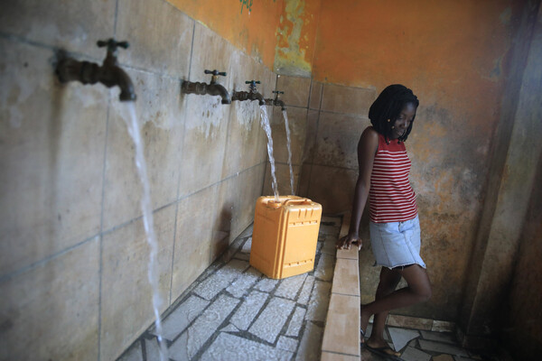 Девочка набирает питьевую воду в&nbsp;Порт-о-Пренсе, Гаити, 21&nbsp;марта 2023&nbsp;года