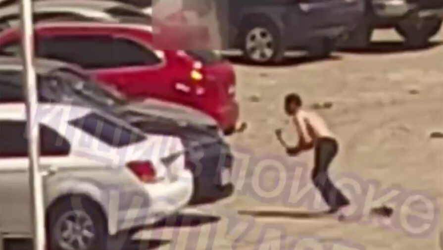 Во Владивостоке голый неадекват повредил машины, а затем себя и попал на видео