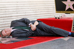 Хью Лори со своей звездой на Алее славы в Голливуде, 2016 год 