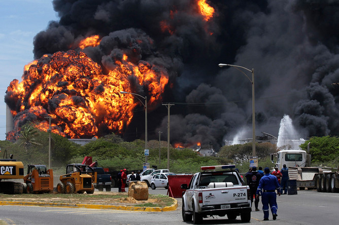 Пожар на нефтеперерабатывающем заводе в Венесуэле разрастается