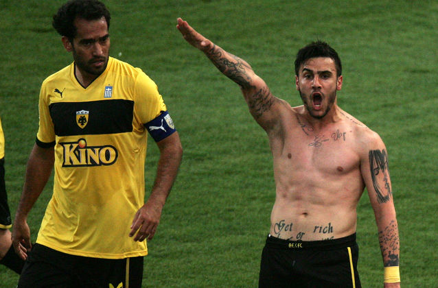 Игрок АЕКа Гиоргос Катидис отметил гол вскидыванием правой руки