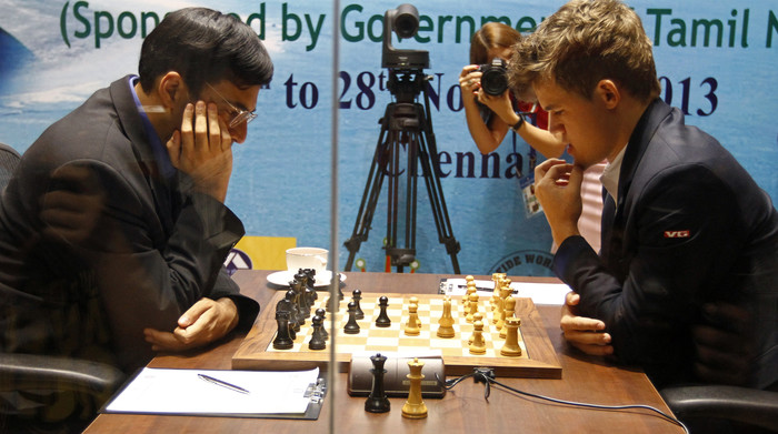 Норвежский гроссмейстер Магнус Карлсен обыграл индийца Вишванатана Ананда в&nbsp;пятой партии матча за&nbsp;шахматную корону. Норвежец повел в&nbsp;противостоянии &mdash; 3:2.