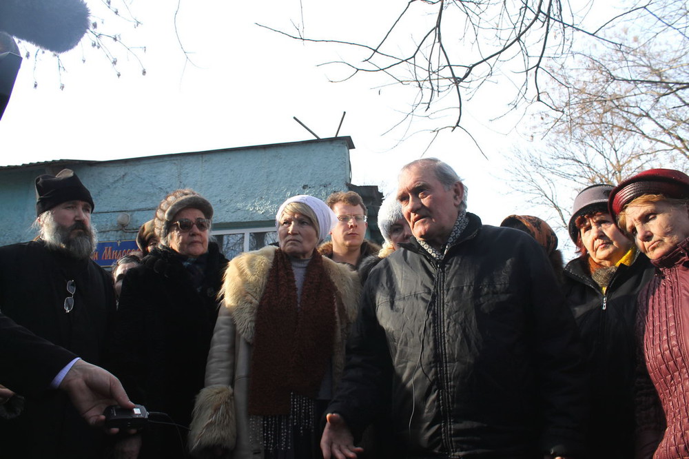Пономарь Анатолий Стадниченко рассказывает, что новых прихожан свозят автобусами из соседних станиц