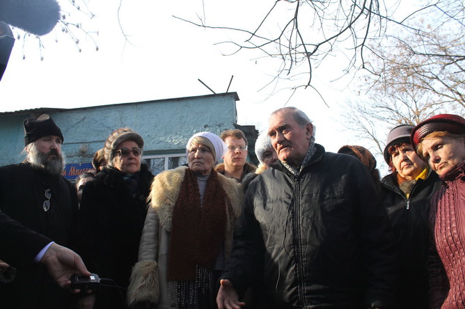 Пономарь Анатолий Стадниченко рассказывает, что новых прихожан свозят автобусами из соседних станиц