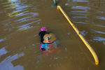 Детская игрушка в затопленном в результате наводнения городе Обреновац