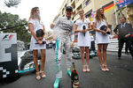 Нико Росберг позирует перед журналистами после победы в Гран-при, Монако