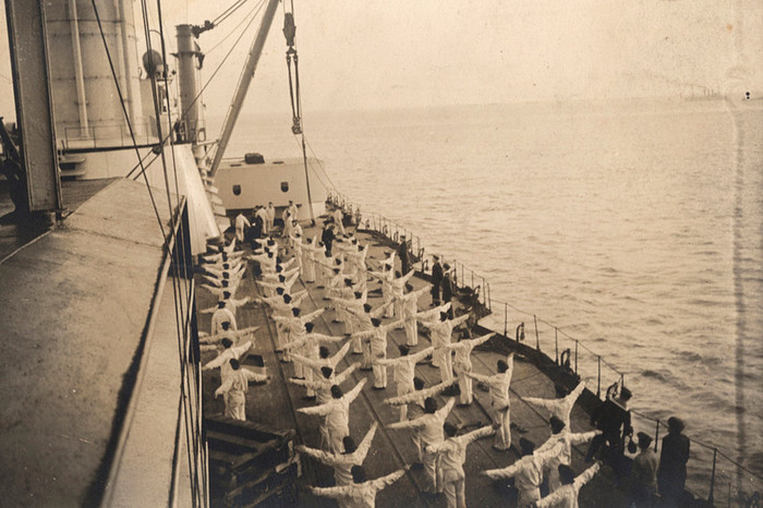 Моряки во время утренней зарядки на&nbsp;борту корабля немецкого военно-морского флота. 1917&nbsp;год