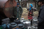 Раздача воды в пригороде Луганска 