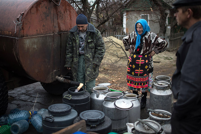 Раздача воды в&nbsp;пригороде Луганска 
