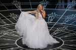 Певица Леди Гага выступает на церемонии вручения премии «Оскар»