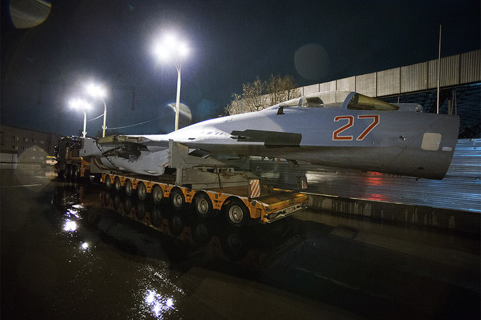 Самолет Су-27 во время транспортировки к месту экспозиции российской военной техники на ВДНХ в Москве. Экспозиция посвящена 70-летию победы в Великой Отечественной войне