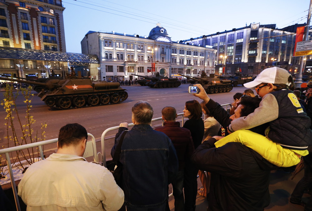Во время проезда военной техники по Тверской улице перед началом репетиции парада на Красной площади в честь 70-летия Победы в Великой Отечественной войне