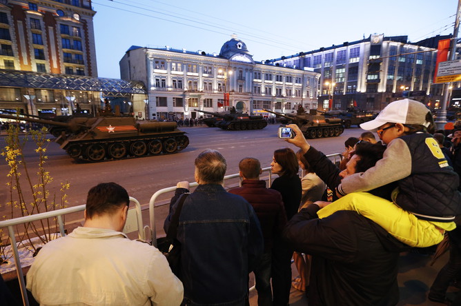 Во время проезда военной техники по Тверской улице перед началом репетиции парада на Красной площади в честь 70-летия Победы в Великой Отечественной войне