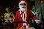 Жители Дамаска на улицах города во время празднования Рождества по григорианскому календарю