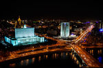 Дом Правительства до и после отключения подсветки в рамках экологической акции «Час Земли» в Москве