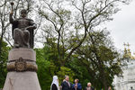 Президент Украины Петр Порошенко (второй слева) во время церемонии открытия памятника гетману Ивану Мазепе в парке Соборного майдана