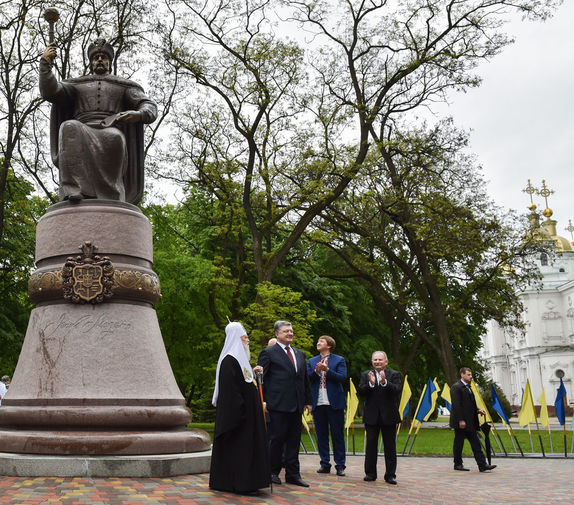 Президент Украины Петр Порошенко (второй слева) во время церемонии открытия памятника гетману Ивану Мазепе в&nbsp;парке Соборного майдана