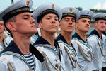 Военнослужащие проходят торжественным парадом во время празднования Дня Военно-Морского Флота в Санкт-Петербурге
