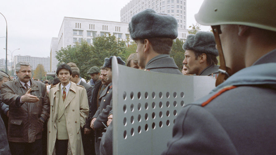 Александр Руцкой и Кирсан Илюмжинов у Дома Советов РФ, 1993 год