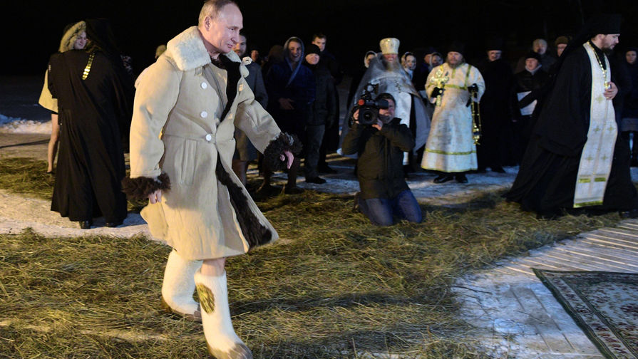 Президент России Владимир Путин около&nbsp;иордани во время крещенских купаний в&nbsp;мужском монастыре Нило-Столобенской пустыни на&nbsp;озере Селигер, 19 января 2018 года