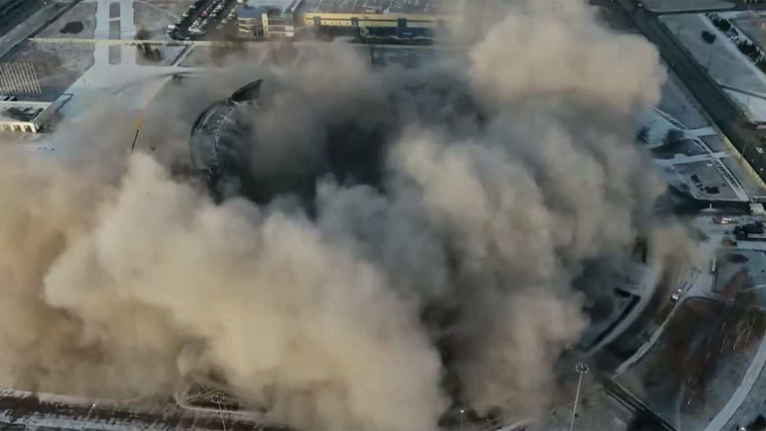 На месте обрушения в СКК в Санкт-Петербурге, 31 января 2020 года (кадр из видео)