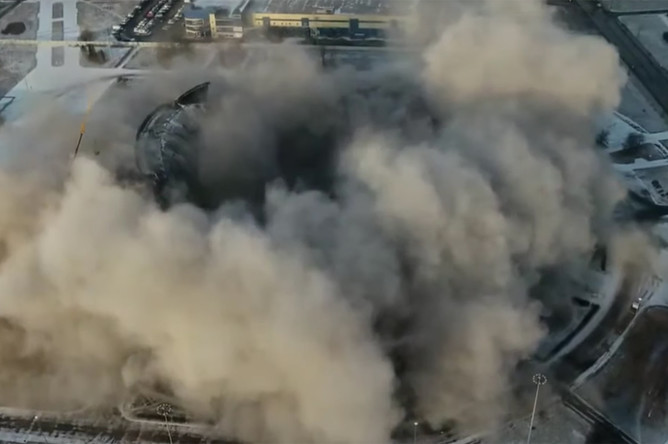 На месте обрушения в СКК в Санкт-Петербурге, 31 января 2020 года (кадр из видео)