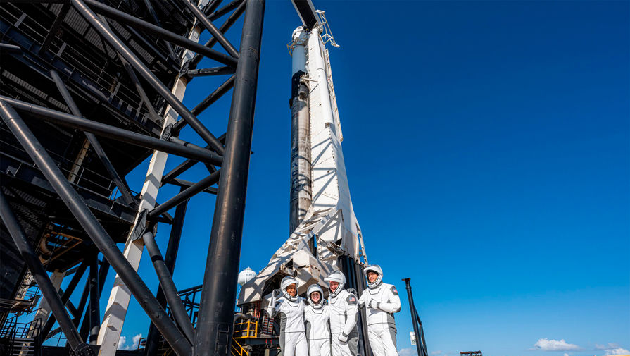 Рогозин: корабли SpaceX наработали опыт для отправки на них космонавтов из России