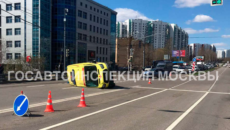 Автомобиль скорой помощи опрокинулся после ДТП в Москве