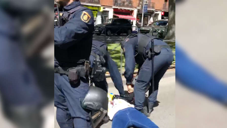 Мужчина попытался напасть на участников Бессмертного полка в Мадриде