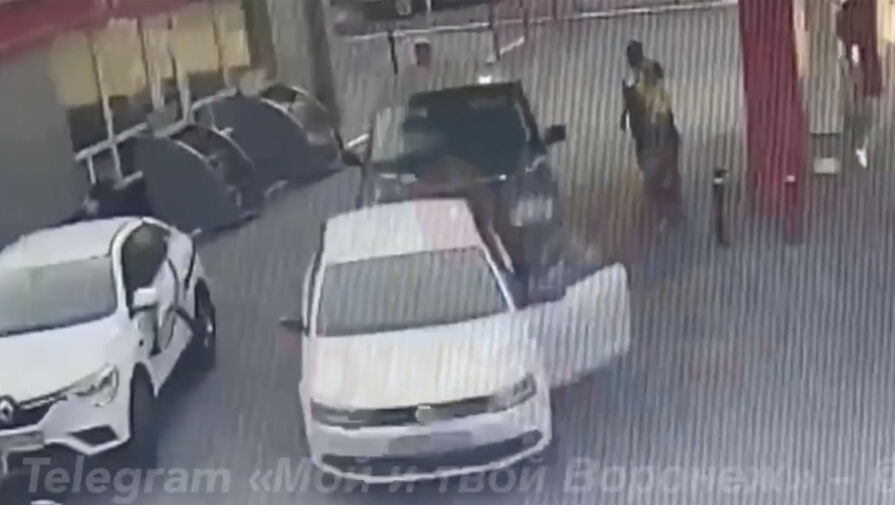 Момент наезда на водителя после драки на заправке попал на видео