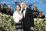 Американская актриса Энн Хэтэуэй в наряде Versace во время благотворительного бала Met Gala в Метрополитен-музее, Нью Йорк, США, 5 мая 2025 года