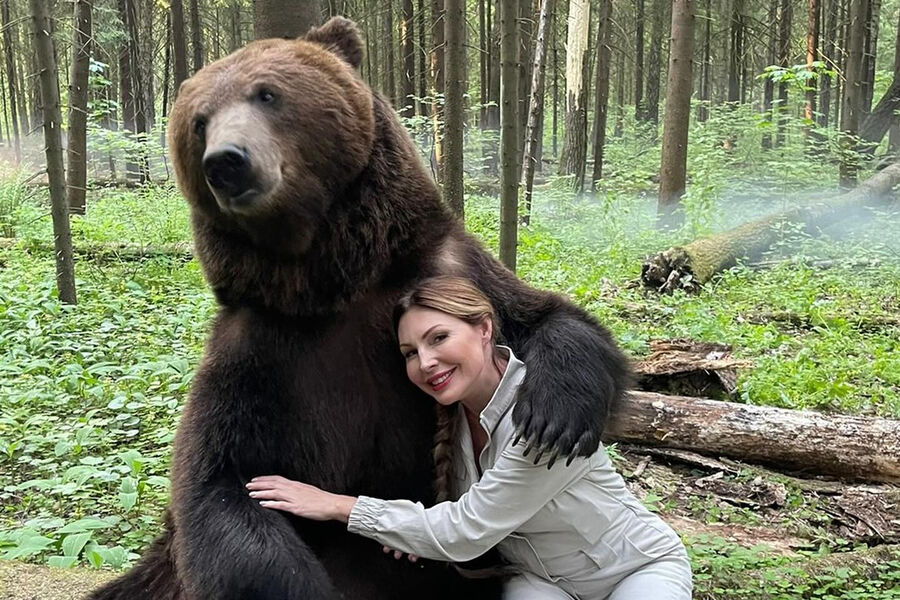 Актриса Наталья Бочкарева обнимается с&nbsp;настоящим медведем, май 2024&nbsp;года