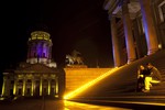 Освещенная лестница Берлинского драматического театра также стала частью Фестиваля света. На заднем плане - Немецкий собор 